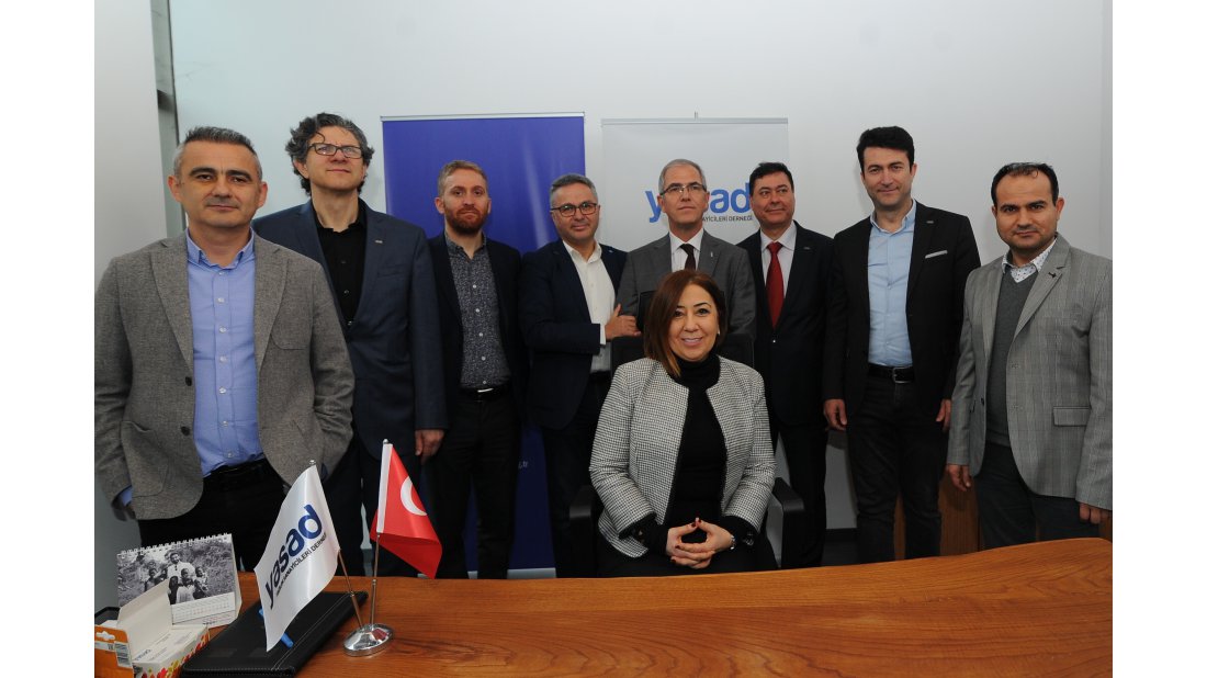 Yönetim Kurulu soldan sağa ayaktakiler : Ali Durmuş (Etiya), İlhan Bağören (Telenity), Özgür Karayalçın (VL Media), Alim Küçükpehlivan(Başarsoft), Rıza Durucasugil (Netaş), Atilla Zeybek (Model Bilişim), Fatih Acer (AcerPro Bilişim), Abdülkadir Kayıklı (Hayriya)  Oturan : Gönül Kamalı (ThinkBigds) 