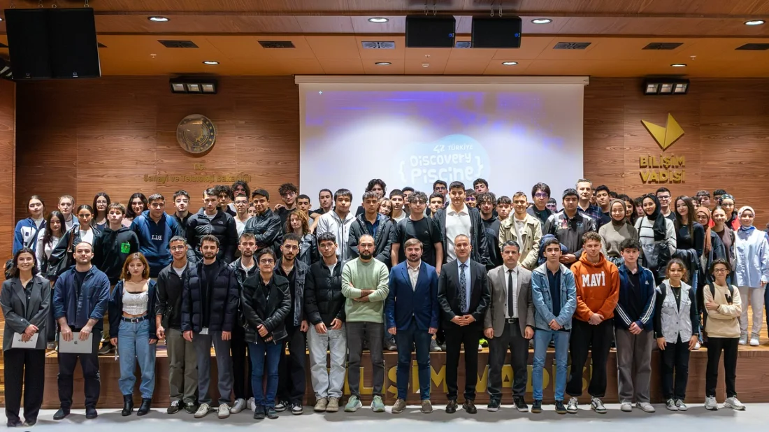 42 Türkiye’nin Kocaeli’de Lise Öğrencilerine Yönelik Düzenlediği Discovery Piscine Programı Gerçekleşti Gençler, Yenilikçi Yazılım Modeliyle Tanıştı