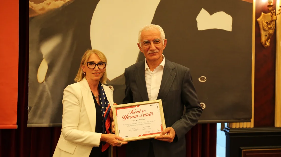Dijitalleşme Ödülü Mehmet Önder’e verildi