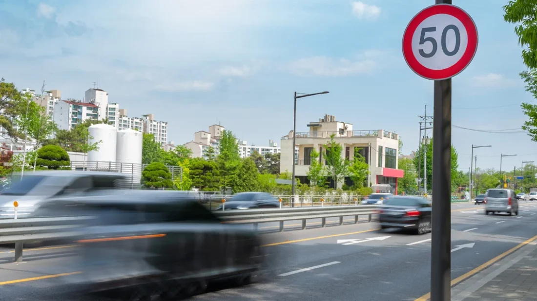 Resmî Gazete’de Yayımlandı: Hız Sınırları ve Trafik Levhaları Baştan Düzenlenecek