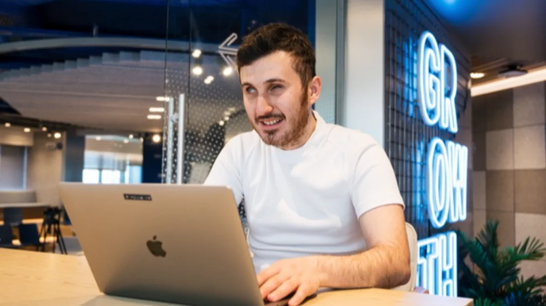  Sabancı Vakfı’nın 16. Sezon Fark Yaratanlarından Atakan Nalbant’tan Dijital Dünyada Engelleri Aşan Girişim