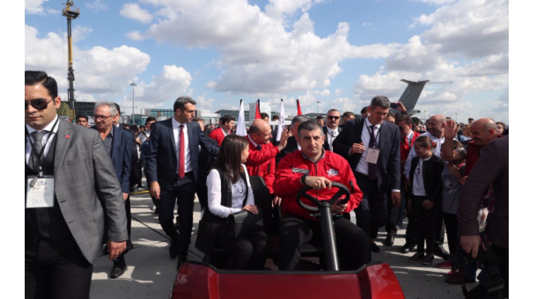 İçişleri Bakanı Süleyman Soylu, Teknofest'i TRAGGER T-Car ile gezdi