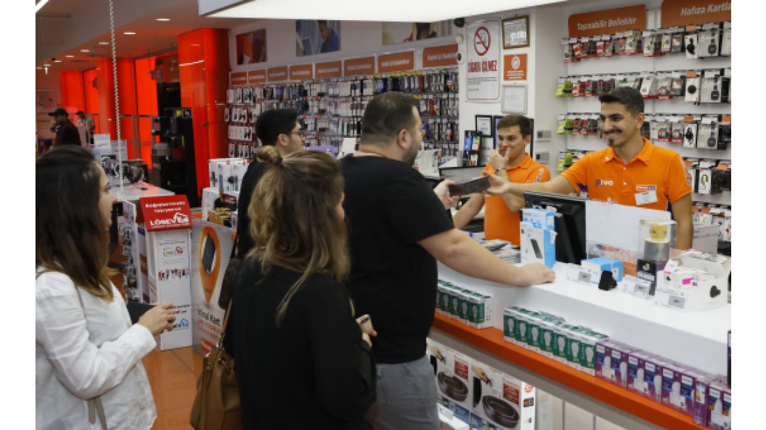 Teknosa'da yeni iPhone modellerinin ilk satışı gece başladı
